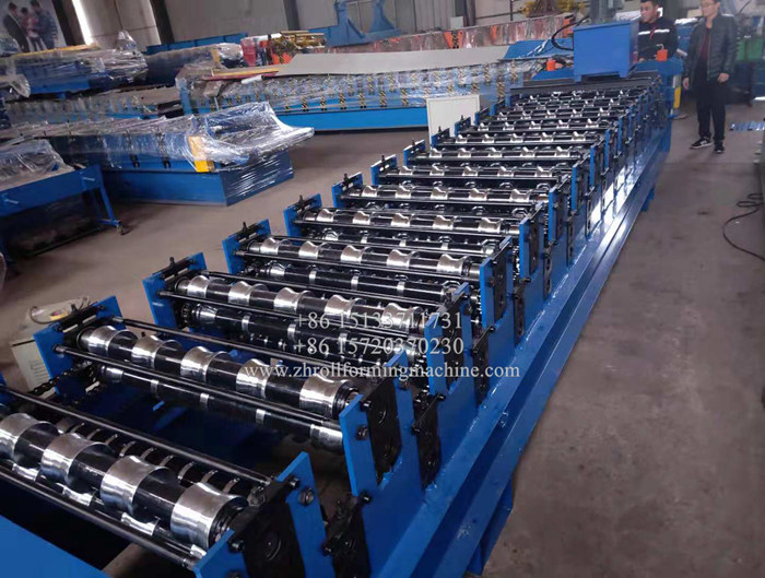 Two deck roll forming machine