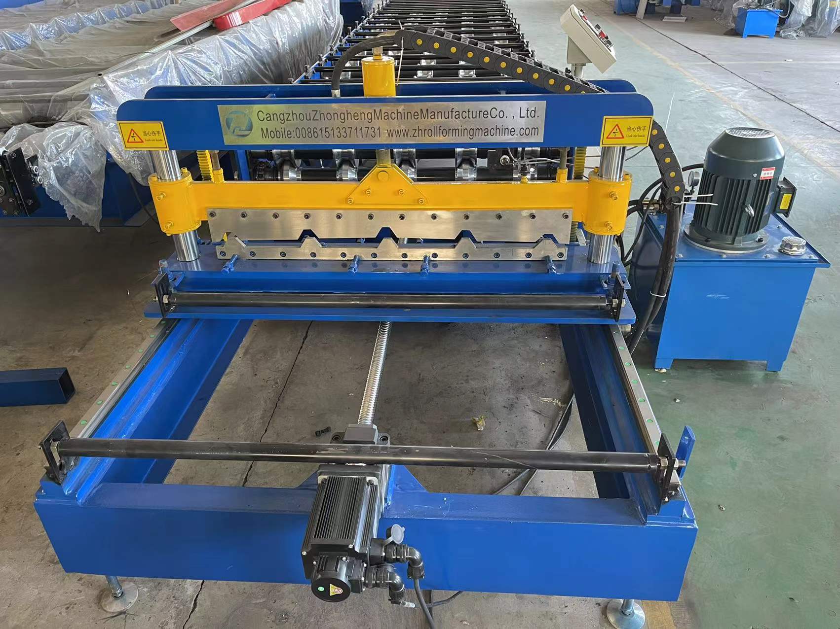 None stop track cutting Roll Forming Machine