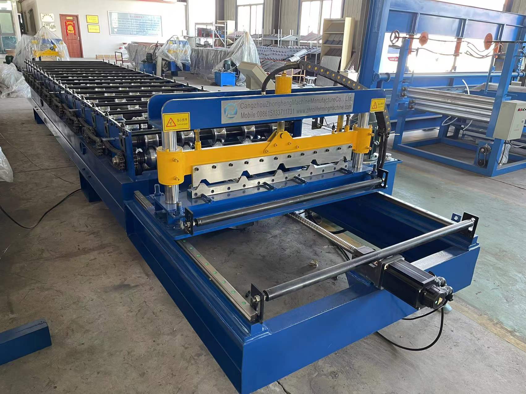 None stop track cutting Roll Forming Machine