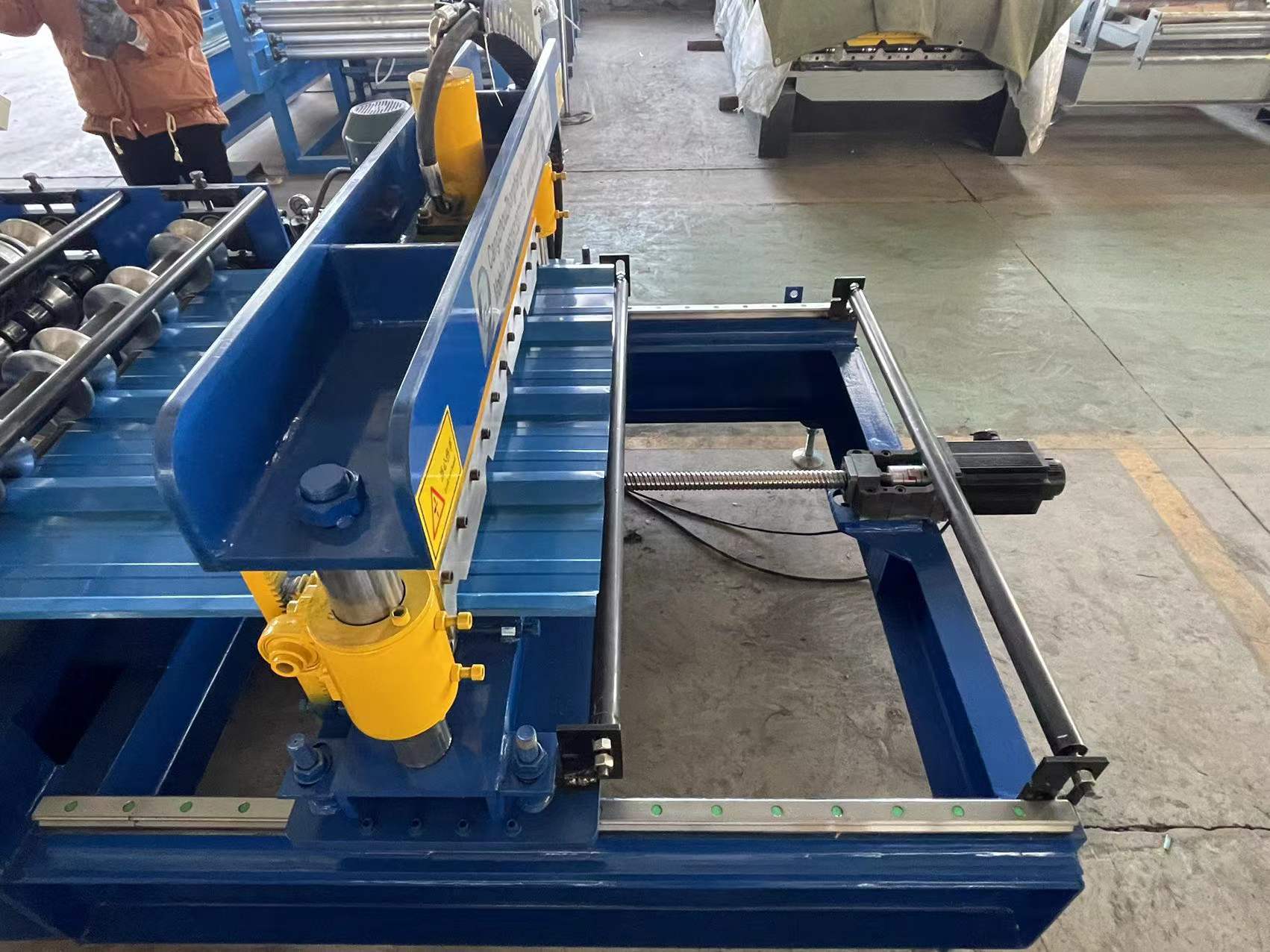 None stop track cutting Roll Forming Machine